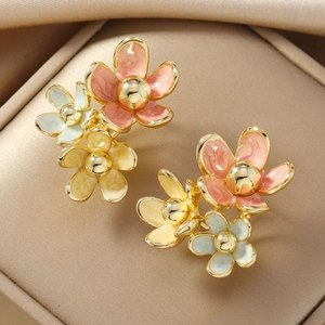 Orecchini a tre fiori pastello rosa, giallo e blu con eleganti dettagli dorati