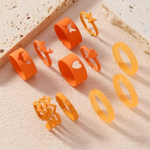 Detailansicht eines 12-teiligen orange-bernsteinfarbenen Ring-Sets mit Schmetterlingsmotiven