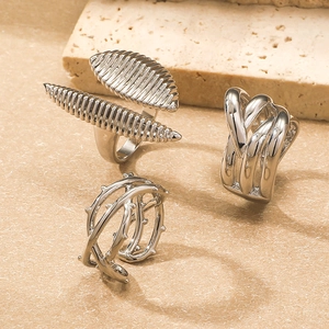 Dreiteiliges silbernes Minimalist-Ring-Set mit Blatt, Kette und Dornenwickel-Design