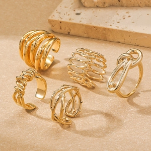 Detailansicht eines 5er-Sets goldfarbener offener Ringe mit gedrehten Texturen