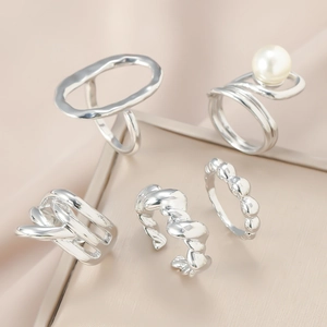 Fünfteiliges silbernes Vintage Ring Set mit Wickeldesign und eleganten Kunstperlen