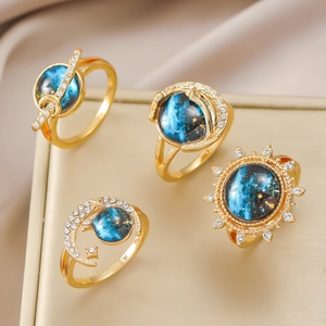 Elegantes vergoldetes Ring-Set mit Himmelsmotiven wie Sonne und Mond sowie blauen Steinen
