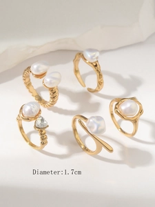 Makro-Detail von 5-teiligem vergoldetem Ring-Set mit Barockperlen und Herz-Zirkon