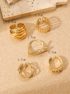 Detailansicht eines 5-teiligen Goldrings-Sets mit 1,7 cm Innendurchmesser-Angabe