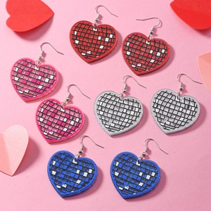 Dettaglio di orecchini a cuore stile disco in acrilico rosso rosa argento e blu