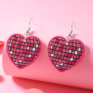 Dettaglio degli orecchini a cuore a scacchi rosa con glitter lucidi e ganci d'argento