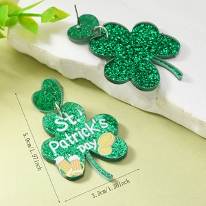 Detailansicht der St. Patrick's Day Acryl-Ohrringe mit Kleeblatt und festlichen Grafiken