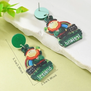 Detailansicht der St. Patrick's Day Acryl-Ohrringe mit Leprechaun-Motiv und 5,3 cm Maßen