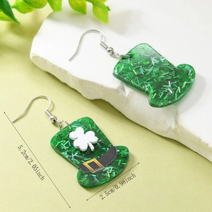 Makroaufnahme der St. Patrick's Day Glitzer-Acryl-Ohrringe mit Hut-Design und Maßen