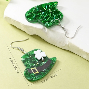 Makroaufnahme grüner Kleeblatt-Hut-Ohrringe aus Acryl mit Glitzer für St. Patrick's Day