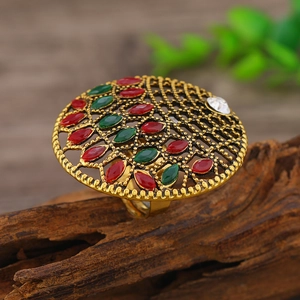 Vintage χρυσό δαχτυλίδι με χρωματιστές πέτρες και floral λεπτομέρειες σε ξύλο