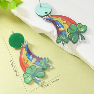 Makroansicht der St. Patrick's Day Ohrringe aus Acryl mit Maßen 5,3 cm mal 2,9 cm