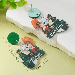 Detailansicht der Acryl-Ohrringe zum St. Patrick's Day mit Irland-Leprechaun-Design