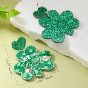 Detailansicht der St. Patrick's Day Kleeblatt-Ohrringe mit Kiss Me I'm Irish Text und Glitter