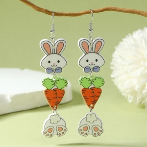 Pendientes de acrílico de conejo y zanahoria de Pascua en rama con fondo verde