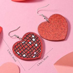 Dettaglio degli orecchini a cuore con glitter rossi e scacchi con misure espresse