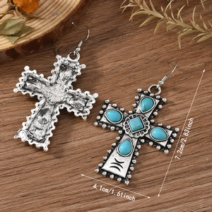 Detailansicht der Vintage-Ohrringe mit blauen Steinen und Metallrelief-Textur