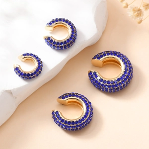 Lot de quatre earcuffs dorés en forme de C sertis de zircons bleu foncé brillants