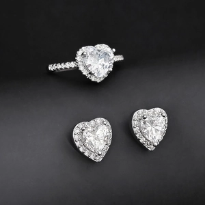 Funkelndes Schmuckset mit herzförmigem Zirkon, Silber-Halo-Ring und passenden Ohrsteckern