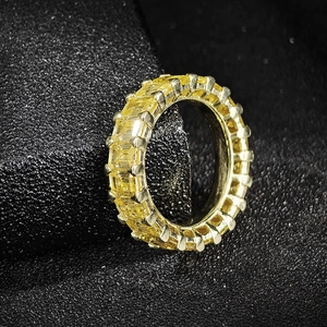 Bague éternité dorée avec oxydes de zirconium jaunes taille émeraude au style minimaliste