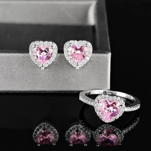 Schmuckset mit rosa herzförmigem Zirkonia, silbernen Ohrsteckern und passendem Ring