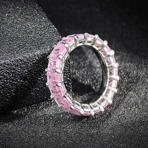 Détail de bague éternité avec zircons roses taille émeraude et monture argentée