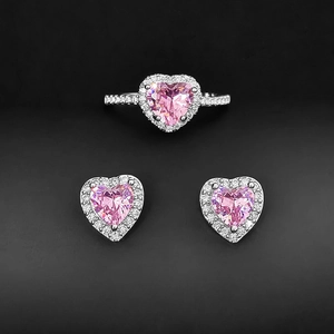 Makroaufnahme von Schmuckset mit rosa herzförmigem Zirkonia, Ring und Ohrsteckern