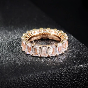 Vue macro détaillée d'une alliance éternité avec des zircons taille émeraude