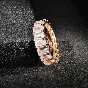 Détail d'une bague éternité en zircone taille émeraude avec monture dorée