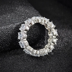 Elegante anello eternity con pietre di zirconia taglio ovale su montatura argento