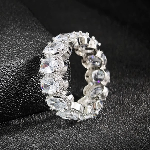 Macro di anello eternity in argento con zirconi a taglio ovale e incastonatura a griffes