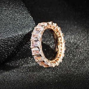 Bague Éternité en or rose sertie de zircons cubiques taille émeraude raffinée