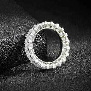 Bague éternité élégante en finition argentée avec des zircons à coupe rectangulaire