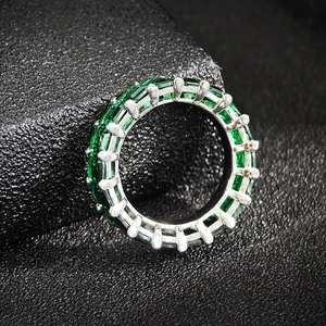Bague élégante en argent sertie de zircons verts taille émeraude sur tout le tour