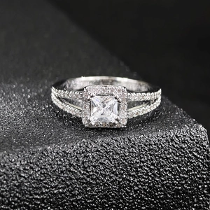 Elegante prinses geslepen halo ring met gespleten schacht in zilveren afwerking