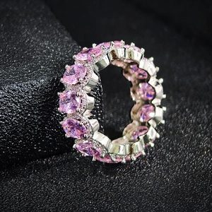 Elegante anello eternity in argento con pietre di zircone rosa ovali incastonate a griffe