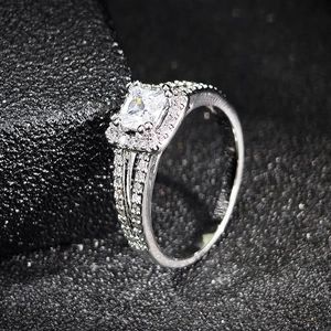 Elegante zilveren halo ring met princess geslepen zirkonia en gespleten ringband