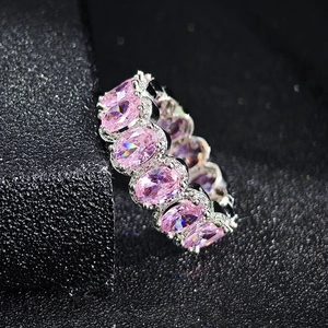 Dettaglio di pietre di zirconia rosa ovali incastonate in una fascia d'argento