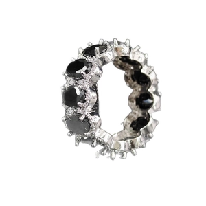 Elegante anello in argento con zircone nero ovale e pietre laterali scintillanti