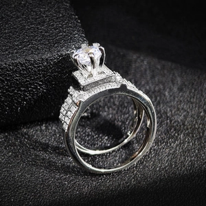 Elegante conjunto de anillos apilables plateados con gran circonita redonda y engaste de seis garras