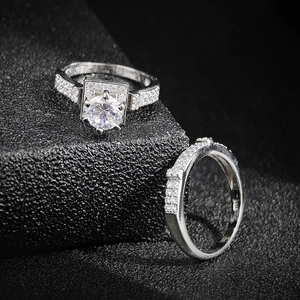 Elegante conjunto de anillos apilables plateados con circonitas brillantes en halo cuadrado