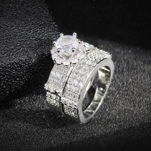 Vista macro lateral del conjunto de anillos de compromiso de plata con piedras de circonita