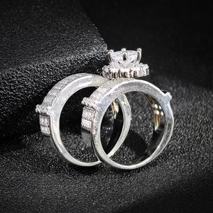 Elegante juego de anillos de boda de plata con solitario halo y alianza a juego