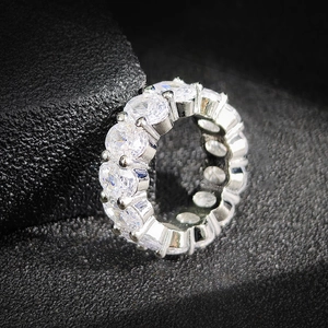 Anillo de eternidad de lujo con circonitas de corte ovalado y montura plateada