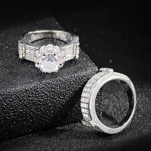 Lujoso Juego de Anillos de Compromiso de Cobre para Mujer Plateado Diamante de Imitación Halo Alianza de Boda Nupcial Moda Anillo de Dedo Joyería