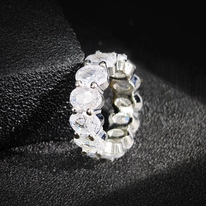 Anillo eternity de lujo con circonitas de corte ovalado y engaste de cuatro garras