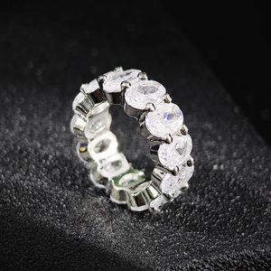 Lujoso anillo eternity plateado con circonitas de corte ovalado y engaste de múltiples garras