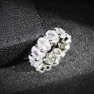 Anillo de eternidad de lujo con circonitas de corte ovalado y engaste de garras