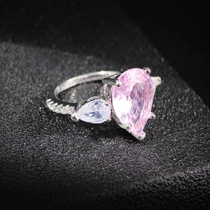 Elegante anillo de plata con una gran piedra rosa en forma de pera y acentos