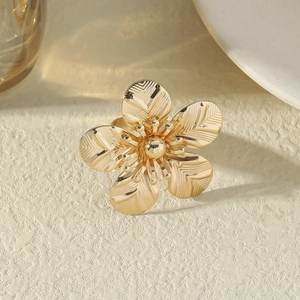 Bague dorée élégante avec fleur à cinq pétales texturée et finition polie chic